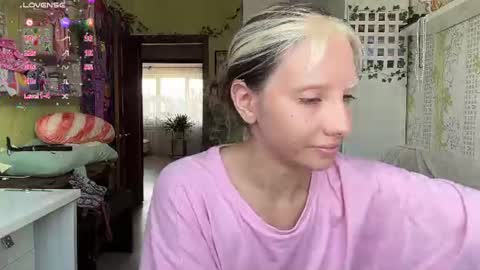 elizabethh_brown online show from 08.04.26