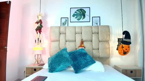 Snapshot of elizawiliamst chatting on 10.27.25 Eliza online show from 10.27.25