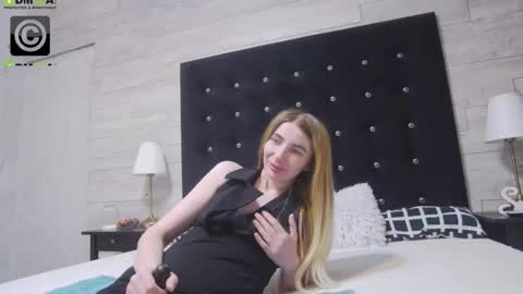 Snapshot of ella_lizzie chatting on 10.20.25 ella_lizzie online show from 10.20.25