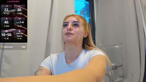 ella_vee online show from 10.04.25