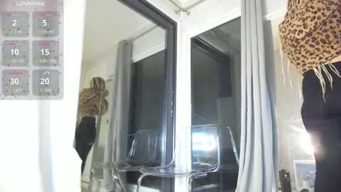 ella_vee online show from 10.21.25