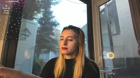 ella_vee online show from 11.25.25