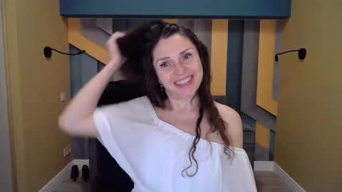 EllaLongs online show from 12.21.24