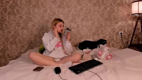 ellamilla online show from 03.04.25