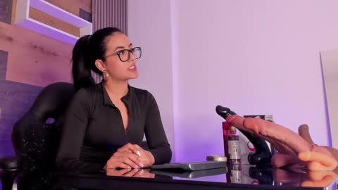 Snapshot of ellaochoa chatting on 09.22.25 ella online show from 09.22.25