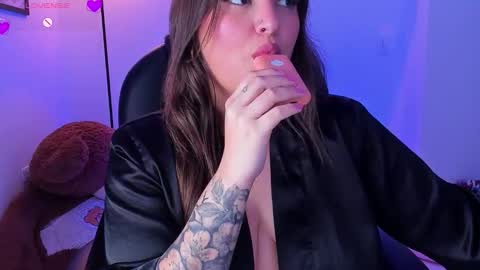 Snapshot of ellarosee_ chatting on 12.15.25 ellarosee_ online show from 12.15.25