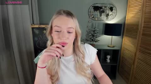 Snapshot of elldiana chatting on 12.15.25 elldiana online show from 12.15.25