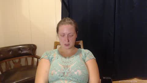 Snapshot of ellemermaid chatting on 09.12.25 elle online show from 09.12.25