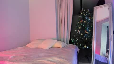 Snapshot of ellenmays chatting on 12.21.24 Ellen online show from 12.21.24