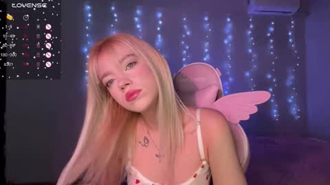 Snapshot of ellie_lovely_girl chatting on 12.15.25 ellie online show from 12.15.25