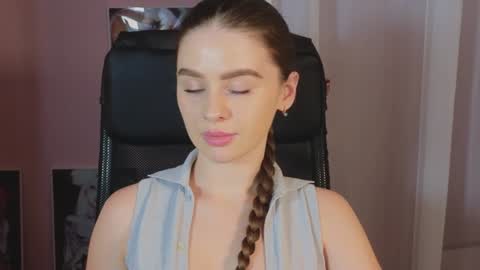 Snapshot of elliephant_ chatting on 12.24.24 just Emily online show from 12.24.24