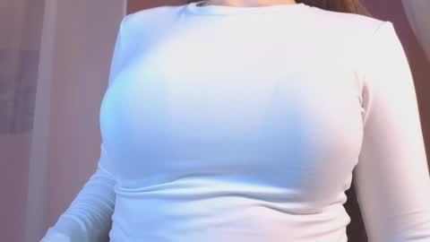 Snapshot of elliephant_ chatting on 01.02.25 just Emily online show from 01.02.25