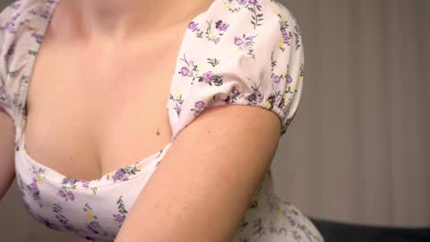 Snapshot of elliephant_ chatting on 01.05.25 just Emily online show from 01.05.25