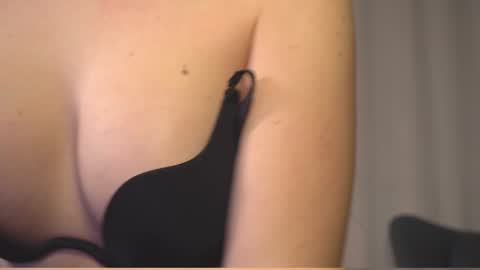 Snapshot of elliephant_ chatting on 01.07.25 just Emily online show from 01.07.25