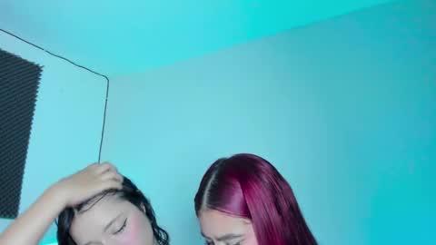 Snapshot of ellope chatting on 10.29.25 Ellope online show from 10.29.25