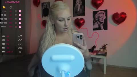 Snapshot of elly_blondy chatting on 02.12.26 Elly online show from 02.12.26