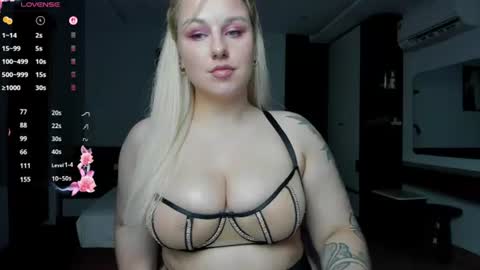 Snapshot of elly_blondy chatting on 06.25.26 Elly online show from 06.25.26