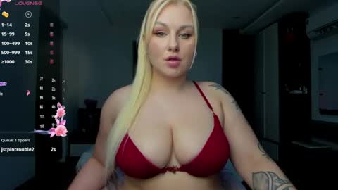 Snapshot of elly_blondy chatting on 07.30.26 Elly online show from 07.30.26