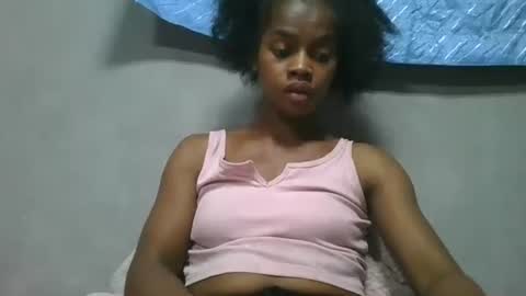 Snapshot of elodie228680 chatting on 05.12.26 elodie228680 online show from 05.12.26