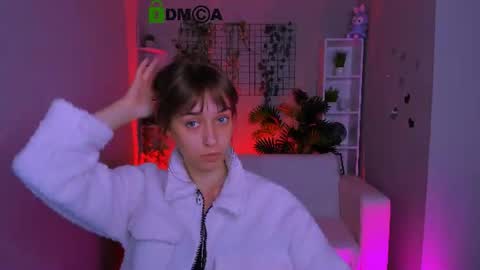 Snapshot of elodie_crystal chatting on 07.23.26 Ella online show from 07.23.26