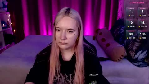 Snapshot of elovinora chatting on 12.20.24 Ela give me a thumbs up if you like it and this is important for the development of the account online show from 12.20.24