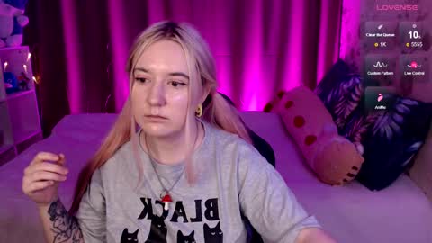 Snapshot of elovinora chatting on 12.31.24 Ela give me a thumbs up if you like it and this is important for the development of the account online show from 12.31.24