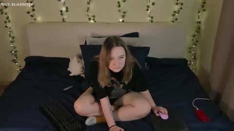 Snapshot of elovinora chatting on 11.21.25 Ela give me a thumbs up if you like it and this is important for the development of the account online show from 11.21.25