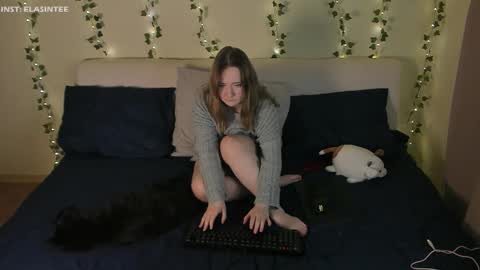 Snapshot of elovinora chatting on 11.25.25 Ela give me a thumbs up if you like it and this is important for the development of the account online show from 11.25.25