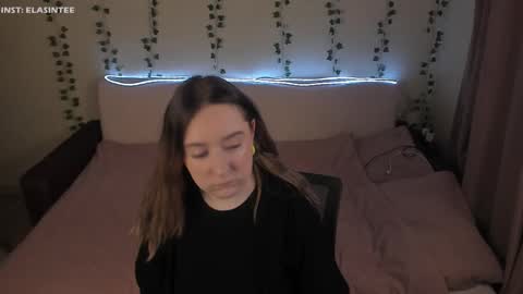 Snapshot of elovinora chatting on 03.24.26 Ela give me a thumbs up if you like it and this is important for the development of the account online show from 03.24.26