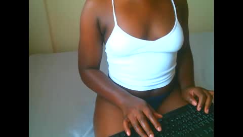 Snapshot of elphaba01 chatting on 12.03.25 Elphaba online show from 12.03.25