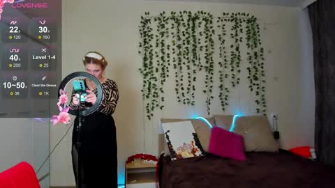 Snapshot of elsa_hot_here chatting on 03.08.25 Elsa online show from 03.08.25