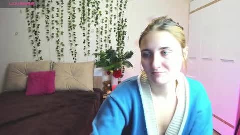 Snapshot of elsa_hot_here chatting on 12.01.25 Elsa online show from 12.01.25