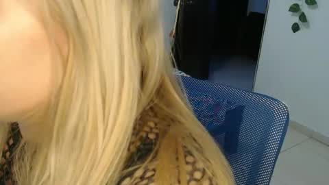 Snapshot of elza_blonde chatting on 02.14.25 E L Z A online show from 02.14.25