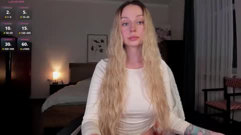 Snapshot of em_emilie chatting on 11.06.25 Emilie online show from 11.06.25