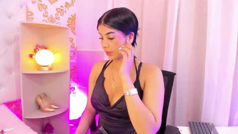 Snapshot of ema_lambert chatting on 11.12.25 Ema Lambert online show from 11.12.25