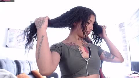 Snapshot of ema_ploxx chatting on 01.23.25 ema_ploxx online show from 01.23.25