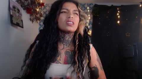 Snapshot of ema_ploxx chatting on 09.20.25 ema_ploxx online show from 09.20.25