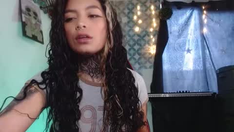 Snapshot of ema_ploxx chatting on 10.08.25 ema_ploxx online show from 10.08.25