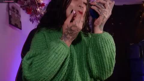 Snapshot of ema_ploxx chatting on 11.17.25 ema_ploxx online show from 11.17.25