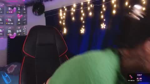 Snapshot of ema_ploxx chatting on 12.04.25 ema_ploxx online show from 12.04.25