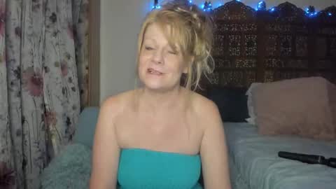 Snapshot of emberpheonixxx chatting on 10.16.25 Ember Pheonixxx online show from 10.16.25