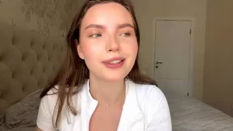 Snapshot of emelinabazydlo chatting on 08.06.26 Bella online show from 08.06.26