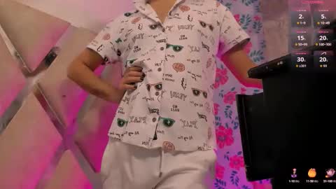 Snapshot of emelyrousse chatting on 09.29.25 emely online show from 09.29.25