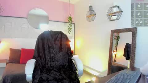 Snapshot of emeralda_co chatting on 10.23.25 Esmeralda online show from 10.23.25