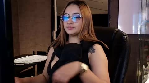 Snapshot of emiily_w1 chatting on 10.08.25 Emily online show from 10.08.25