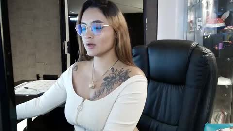 Snapshot of emiily_w1 chatting on 11.07.25 Emily online show from 11.07.25