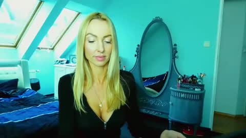 Snapshot of emilachat chatting on 01.23.25 Emila online show from 01.23.25