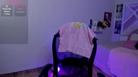 Snapshot of emilayton_ chatting on 09.24.25 emilayton_ online show from 09.24.25