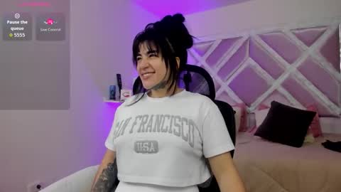 Snapshot of emilayton_ chatting on 10.14.25 emilayton_ online show from 10.14.25