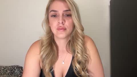 Snapshot of emilelovesyou chatting on 11.11.25 emilelovesyou online show from 11.11.25